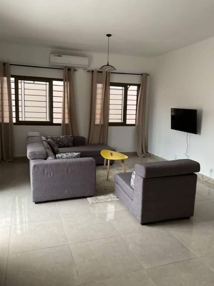 Location d'une Maison / Villa de 7 pièce(s) à 1.500.000 FCFA : Abidjan-Port-Bouet (ANCIENNE ROUTE DE BASSAM, ANANI 15min DE L'AEROPORT FHB)