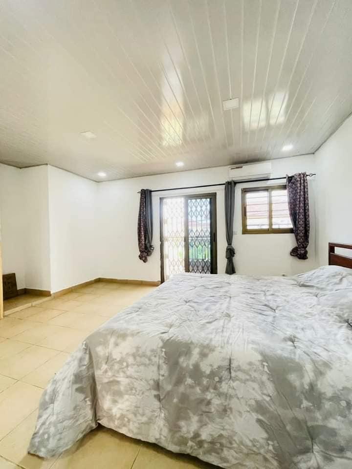 Location d'une Maison / Villa de 7 pièce(s) à 1.500.000 FCFA : Abidjan-Port-Bouet (ANCIENNE ROUTE DE BASSAM, ANANI 15min DE L'AEROPORT FHB)