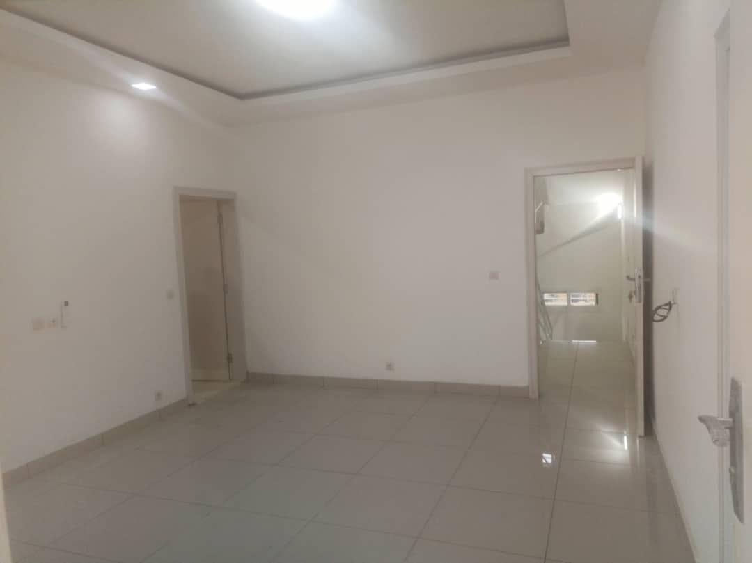 Location d'une Maison / Villa de 6 pièce(s) à 1.500.000 FCFA : Abidjan-Cocody-Riviera (RIVIERA 4 CITE CIAD PRIMO)