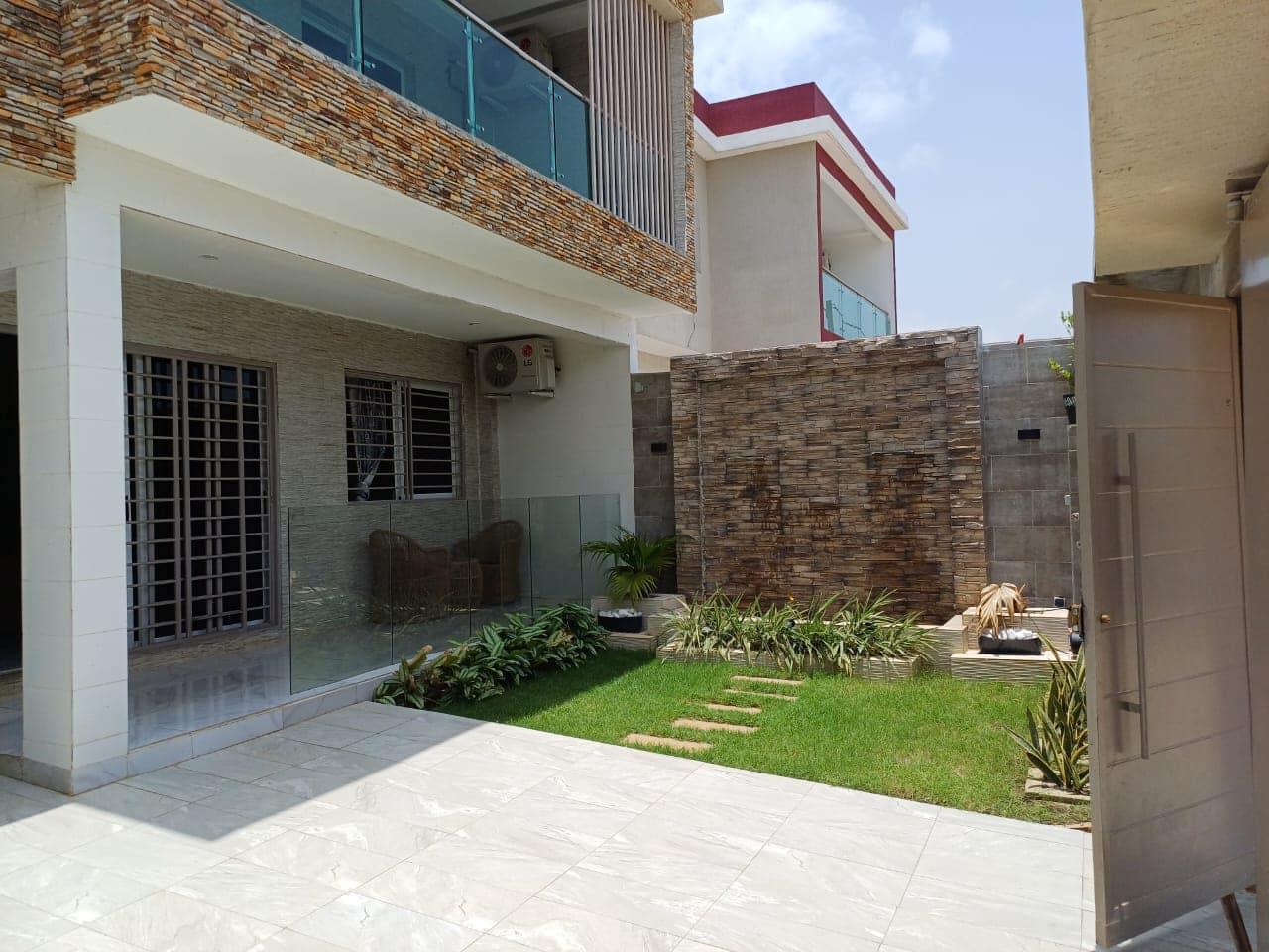 Vente d'une Maison / Villa de 8 pièce(s) à 250.000.000 FCFA : Abidjan-Bingerville (Bingerville akandja )