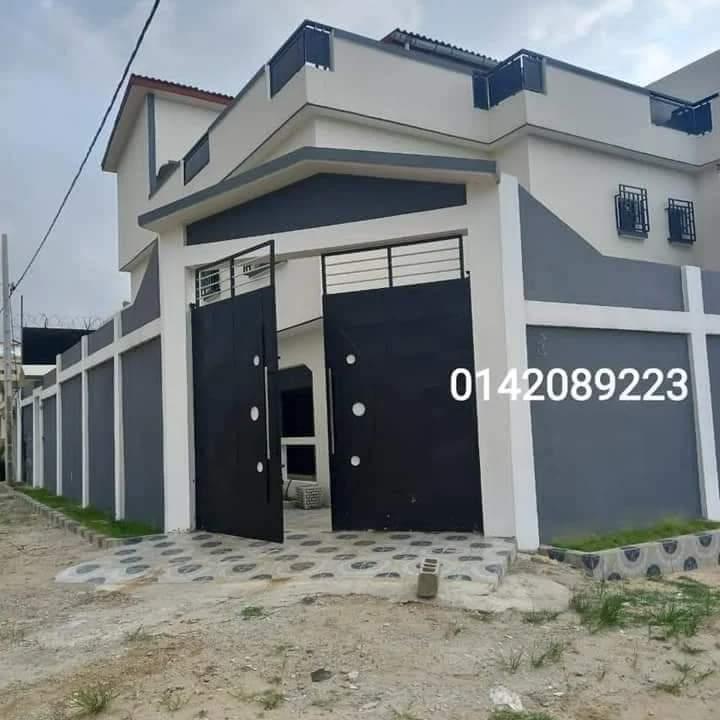 Vente d'une Maison / Villa de 14 pièce(s) à 400.000.000 FCFA : Abidjan-Cocody-Angré (Angré nouveau chu )