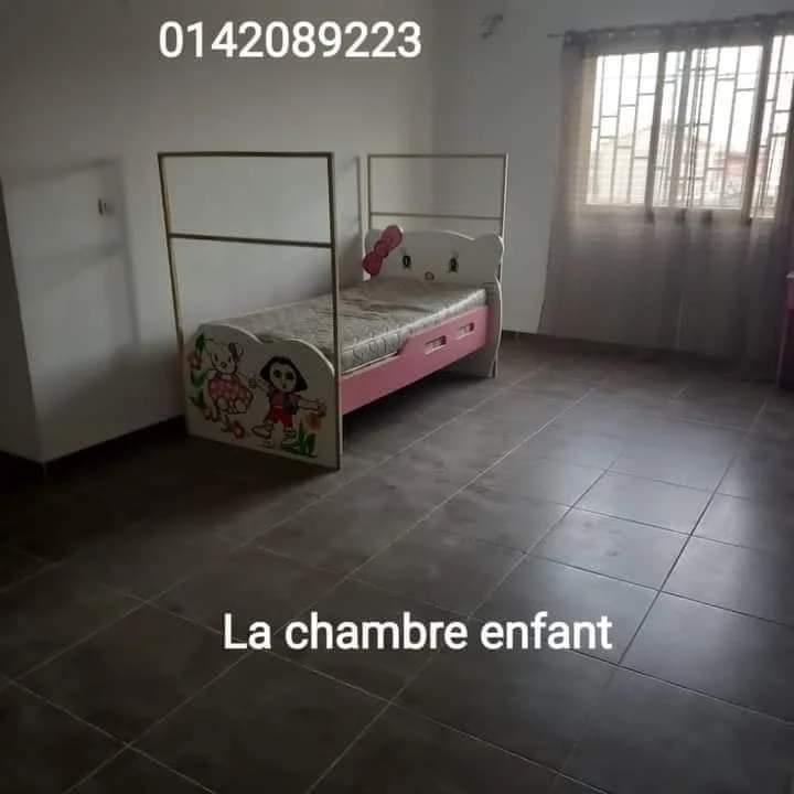 Vente d'une Maison / Villa de 14 pièce(s) à 400.000.000 FCFA : Abidjan-Cocody-Angré (Angré nouveau chu )