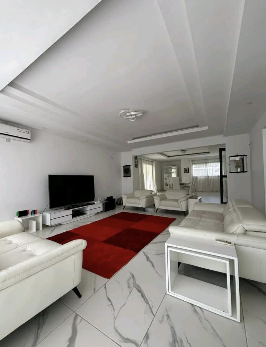 Location d'une Maison / Villa de 7 pièce(s) à 4.000.000 FCFA : Abidjan-Cocody-Riviera (Rivera golf 4)