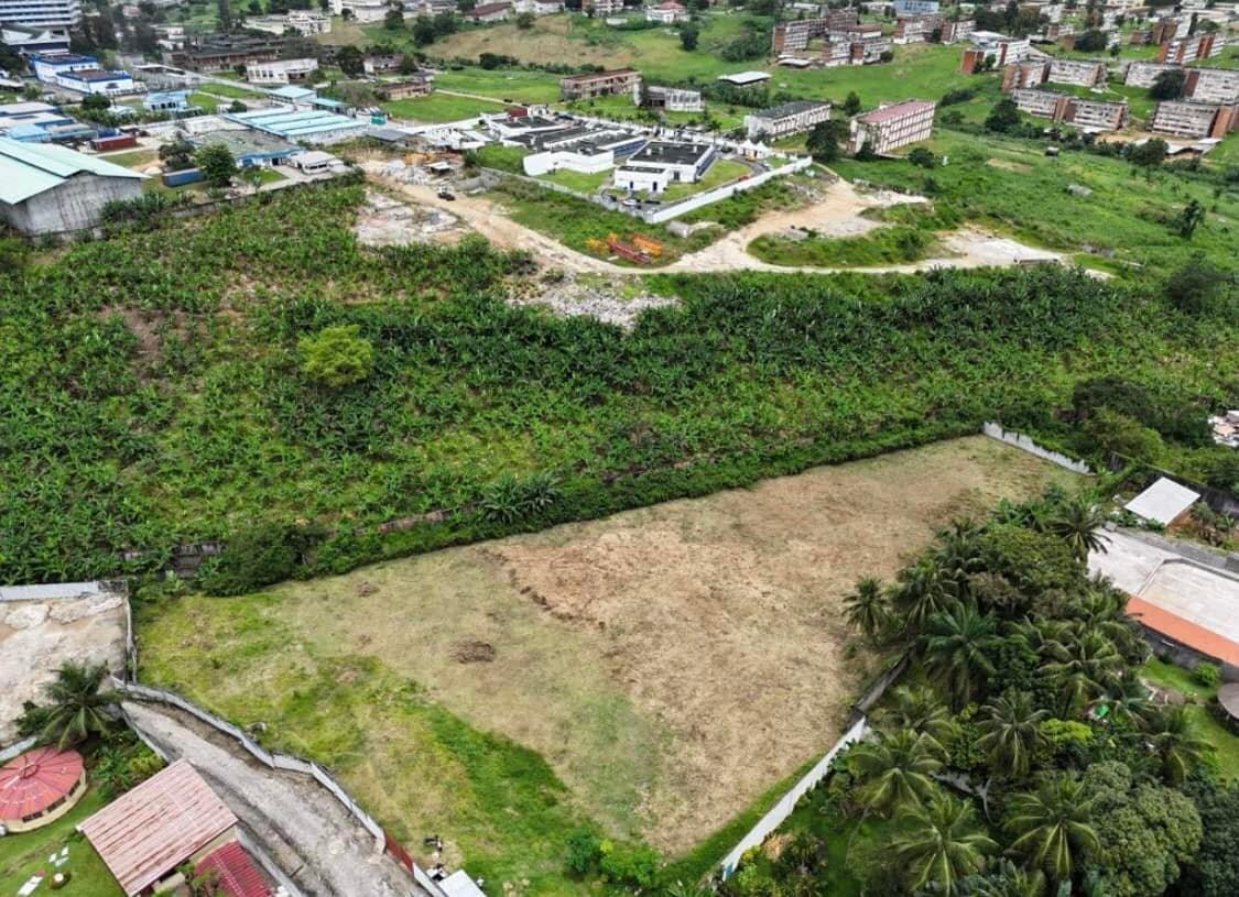 Vente d'un Terrain à 4.500.000.000 FCFA  : Abidjan-Cocody centre (Cocody ambassade )