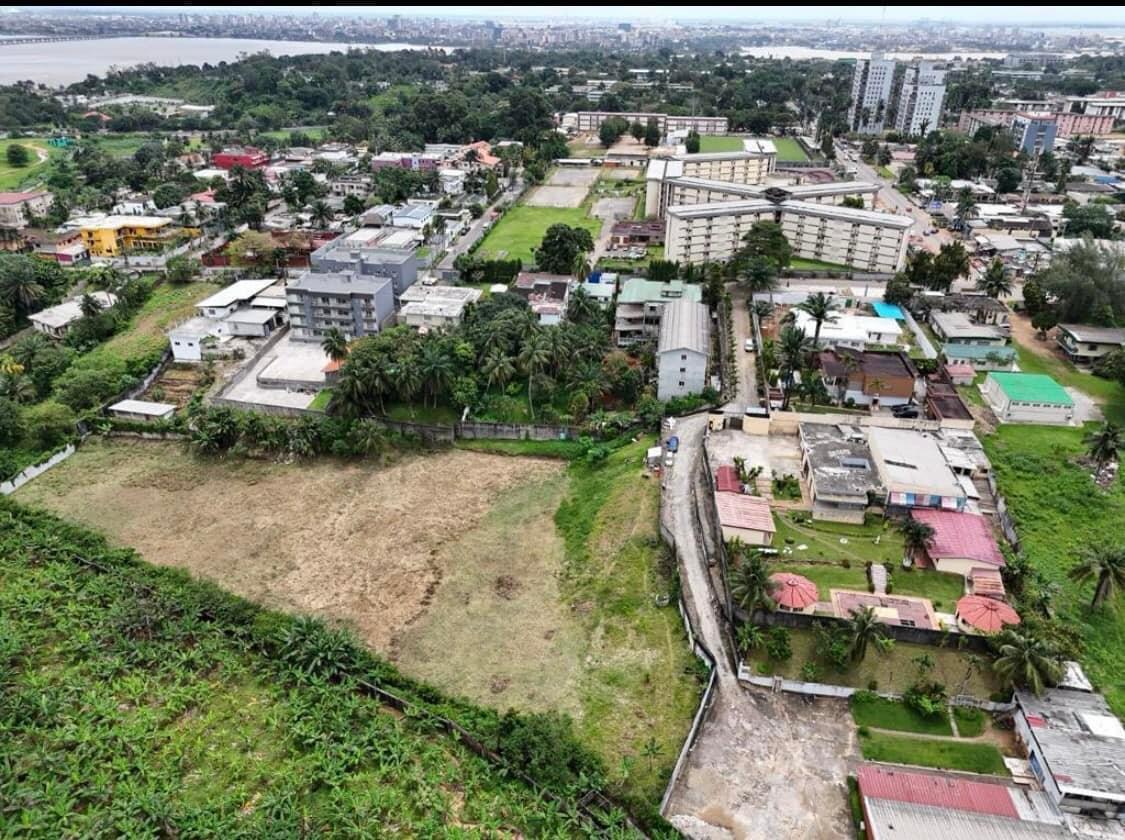 Vente d'un Terrain à 4.500.000.000 FCFA  : Abidjan-Cocody centre (Cocody ambassade )