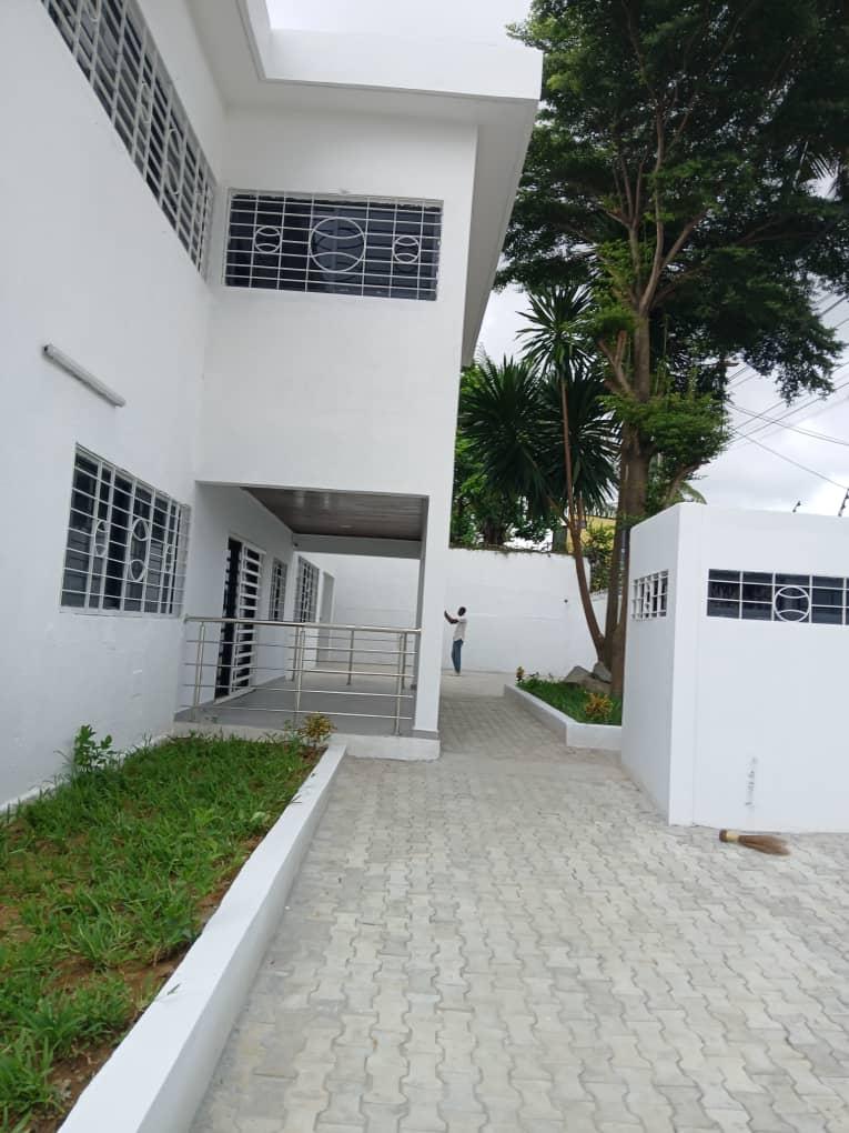 Location d'une Maison / Villa de 17 pièce(s) à 4.000.000 FCFA : Abidjan-Cocody-2 Plateaux (Vallon)