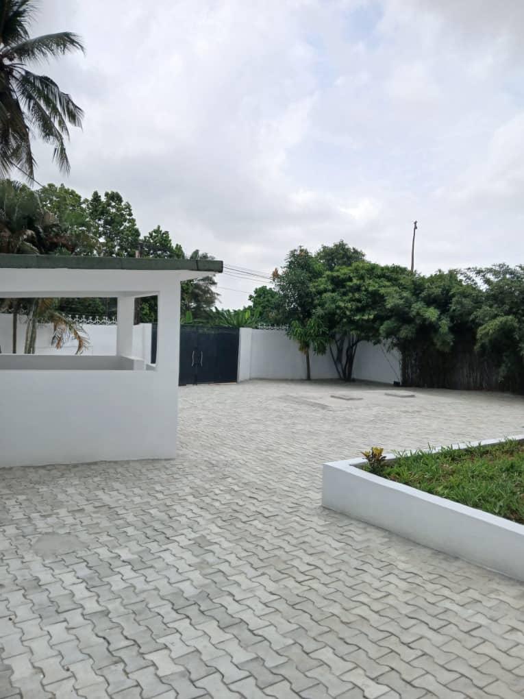 Location d'une Maison / Villa de 17 pièce(s) à 4.000.000 FCFA : Abidjan-Cocody-2 Plateaux (Vallon)