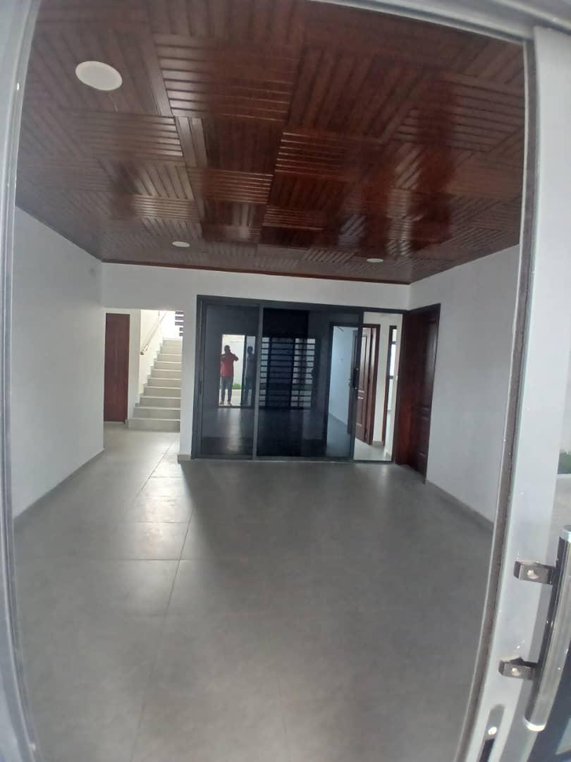 Location d'une Maison / Villa de 17 pièce(s) à 4.000.000 FCFA : Abidjan-Cocody-2 Plateaux (Vallon)