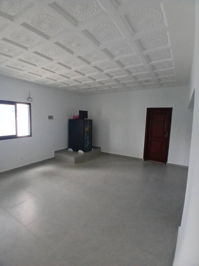 Location d'une Maison / Villa de 17 pièce(s) à 4.000.000 FCFA : Abidjan-Cocody-2 Plateaux (Vallon)