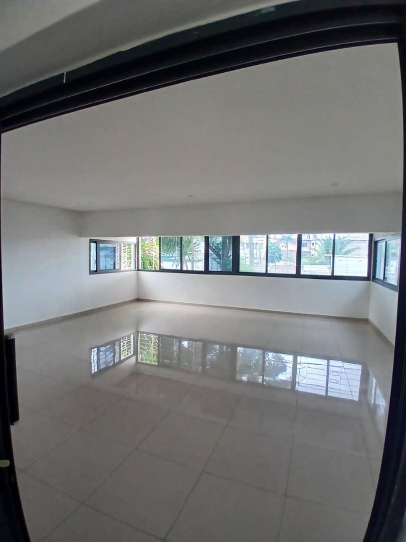 Location d'une Maison / Villa de 17 pièce(s) à 4.000.000 FCFA : Abidjan-Cocody-2 Plateaux (Vallon)