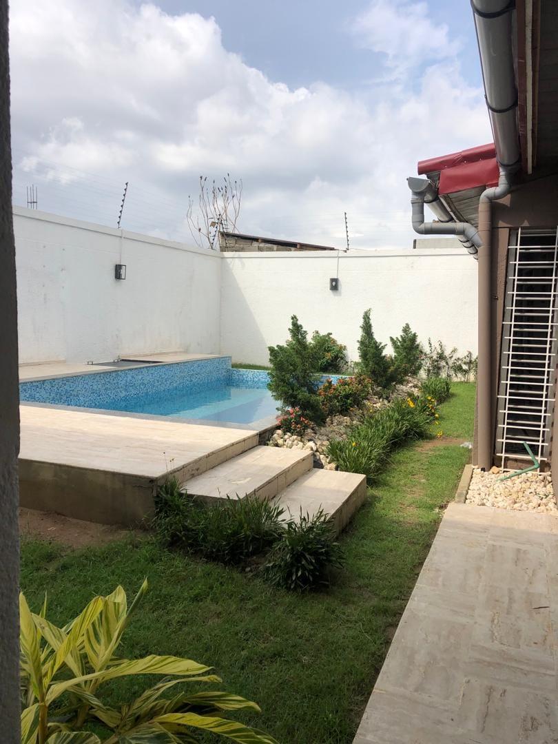 Location d'une Maison / Villa de 4 pièce(s) à 1.200.000 FCFA : Abidjan-Cocody-Angré (ANGRE 8eme TRANCHE)