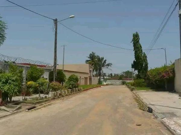 Vente d'une Maison / Villa de 12 pièce(s) à 380.000.000 FCFA : Abidjan-Yopougon (YOPOUGON MILLIONAIRE)