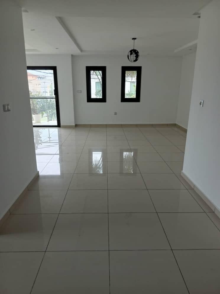 Location d'une Maison / Villa de 3 pièce(s) à 900.000 FCFA : Abidjan-Cocody-Riviera (COCODY RIVIERA 4)