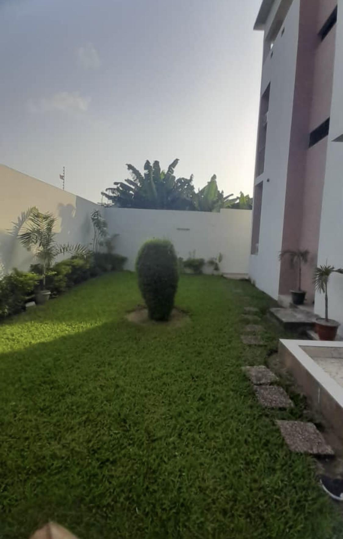 Vente d'une Maison / Villa de 6 pièce(s) à 400.000.000 FCFA : Abidjan-Cocody-Riviera (Rivera 4)