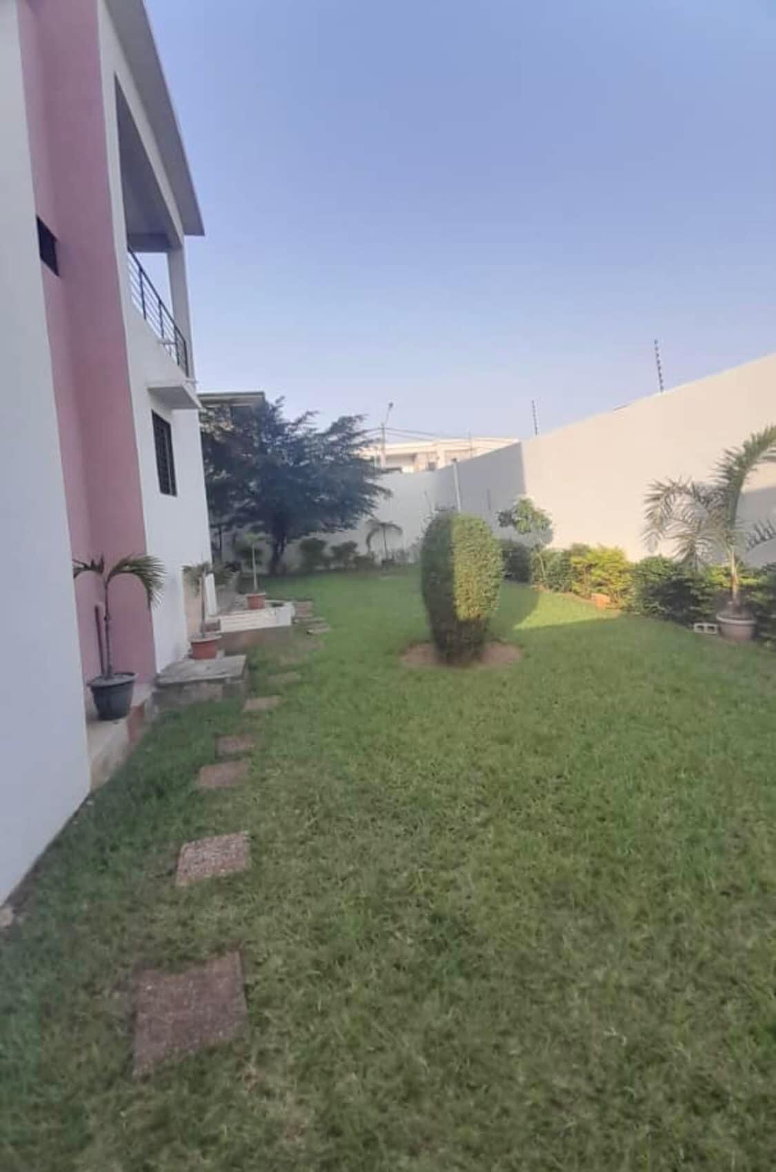 Vente d'une Maison / Villa de 6 pièce(s) à 400.000.000 FCFA : Abidjan-Cocody-Riviera (Rivera 4)