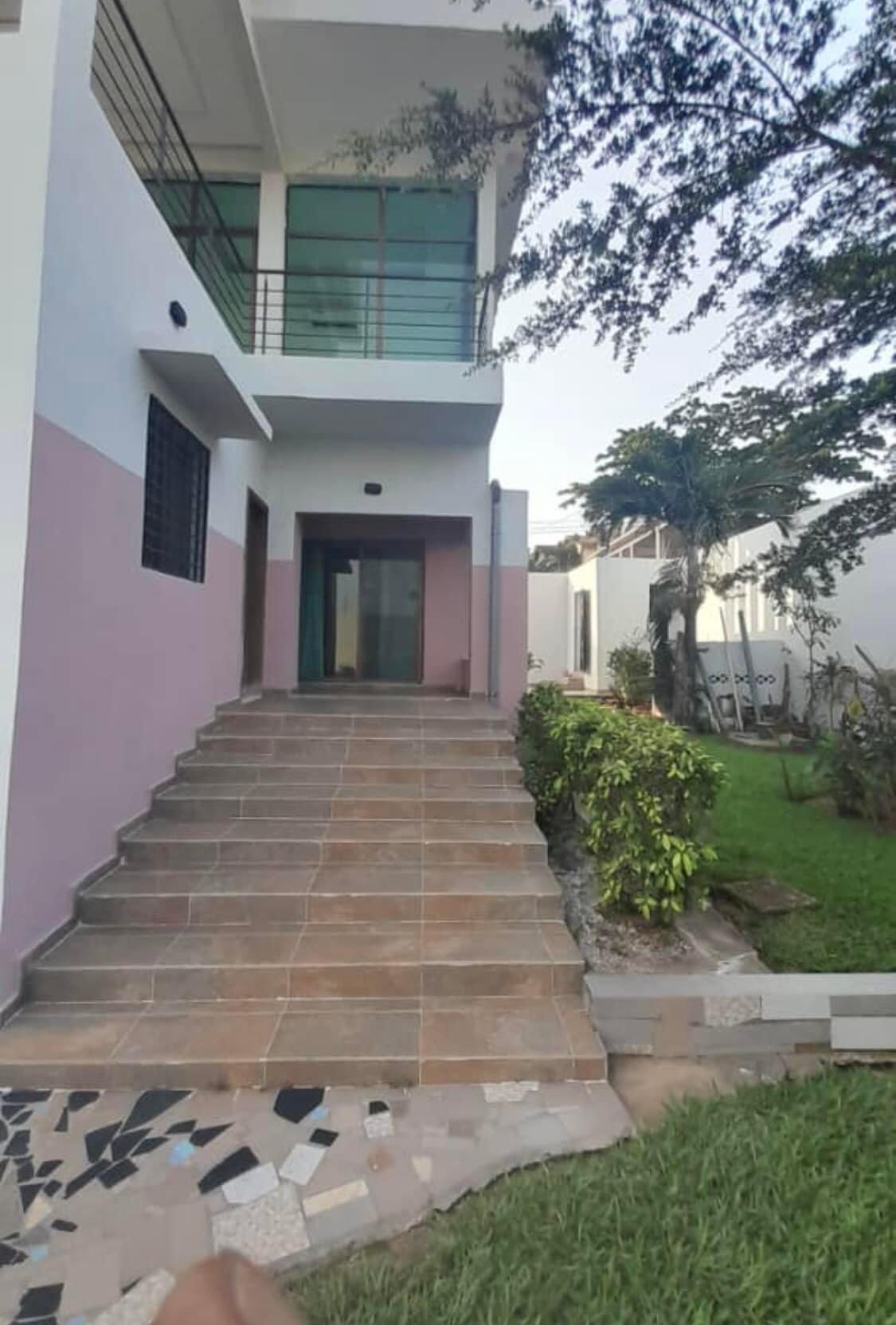 Vente d'une Maison / Villa de 6 pièce(s) à 400.000.000 FCFA : Abidjan-Cocody-Riviera (Rivera 4)