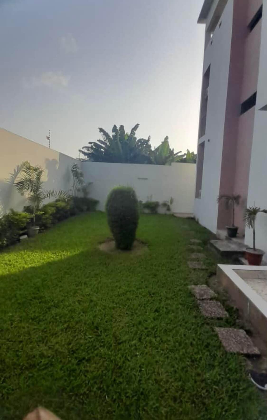 Vente d'une Maison / Villa de 6 pièce(s) à 400.000.000 FCFA : Abidjan-Cocody-Riviera (Rivera 4)