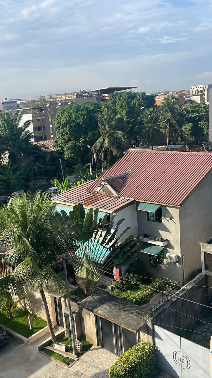 Vente d'une Maison / Villa de 7 pièce(s) à 220.000.000 FCFA : Abidjan-Cocody-Riviera (Palmeraie)