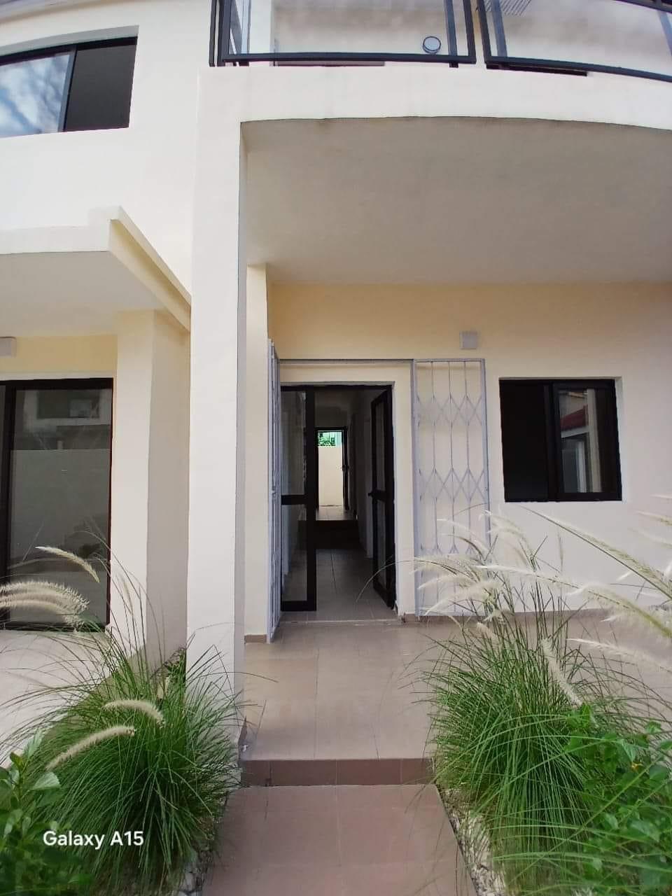 Vente d'une Maison / Villa de 5 pièce(s) à 160.000.000 FCFA : Abidjan-Cocody-Angré (ANGRE 8EME TRANCHE AU SEIN D'UNE BELLE CITE)