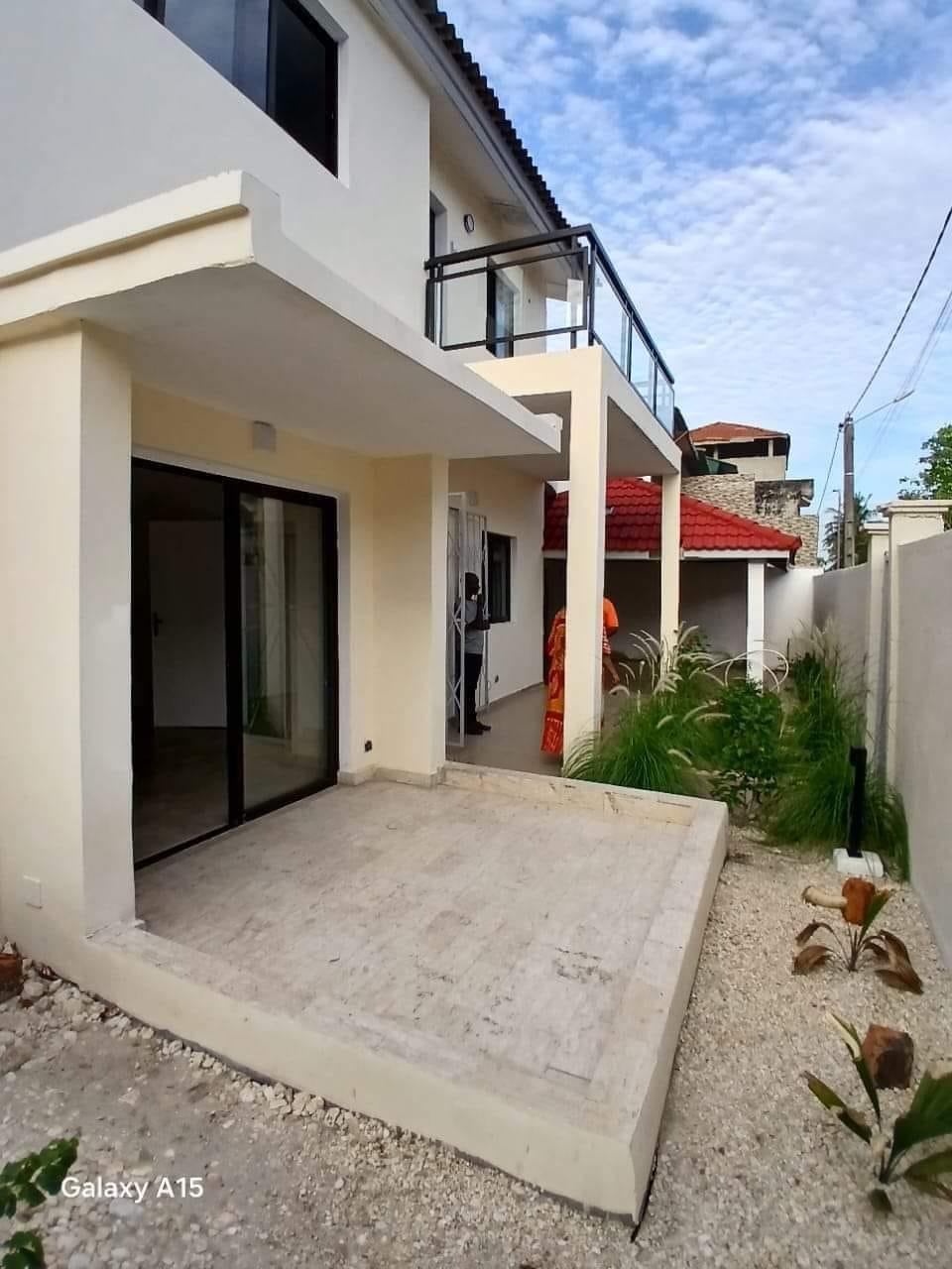 Vente d'une Maison / Villa de 5 pièce(s) à 160.000.000 FCFA : Abidjan-Cocody-Angré (ANGRE 8EME TRANCHE AU SEIN D'UNE BELLE CITE)