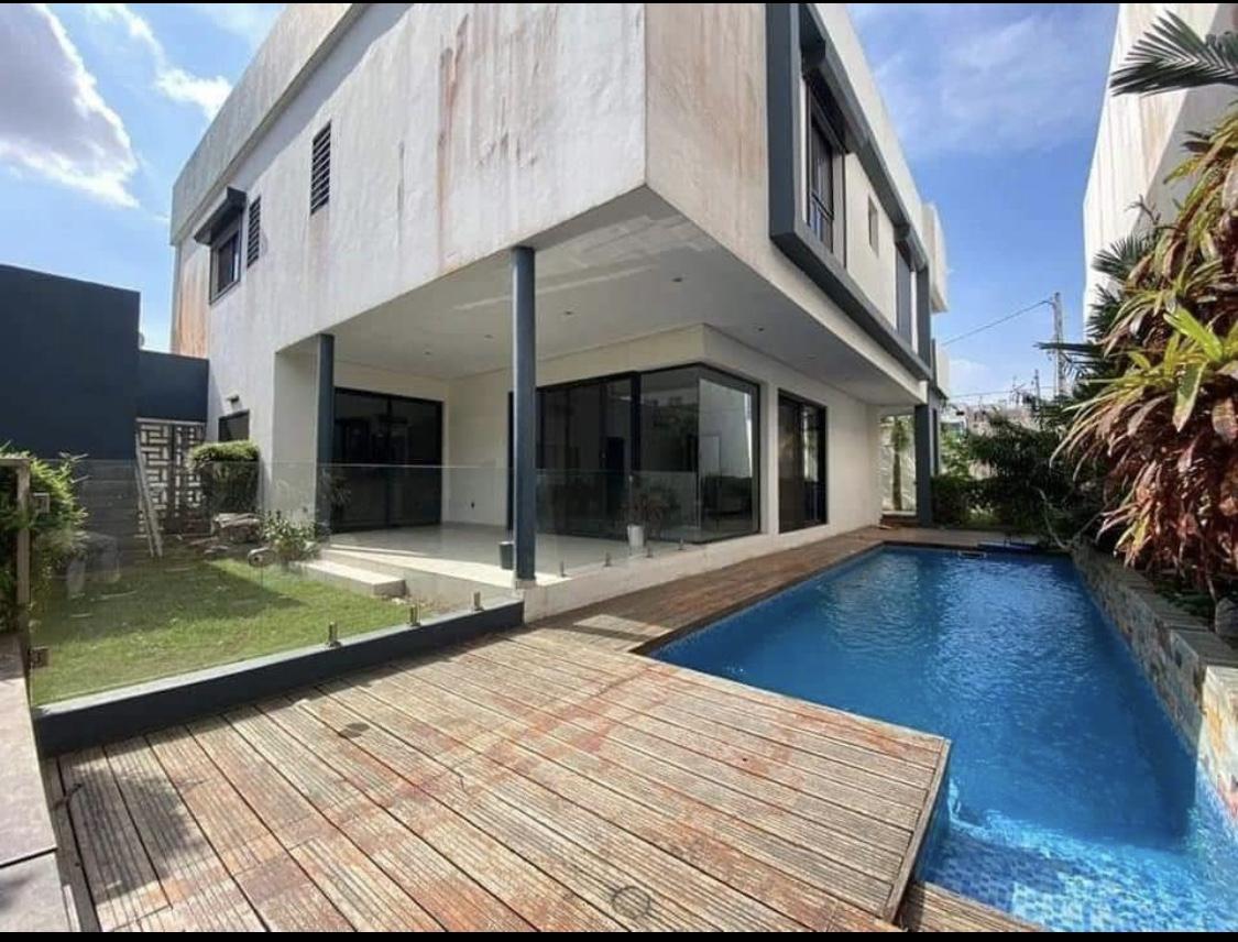 Location d'une Maison / Villa de 7 pièce(s) à 3.000.000 FCFA : Abidjan-Cocody-Riviera (Rivera golf 4)