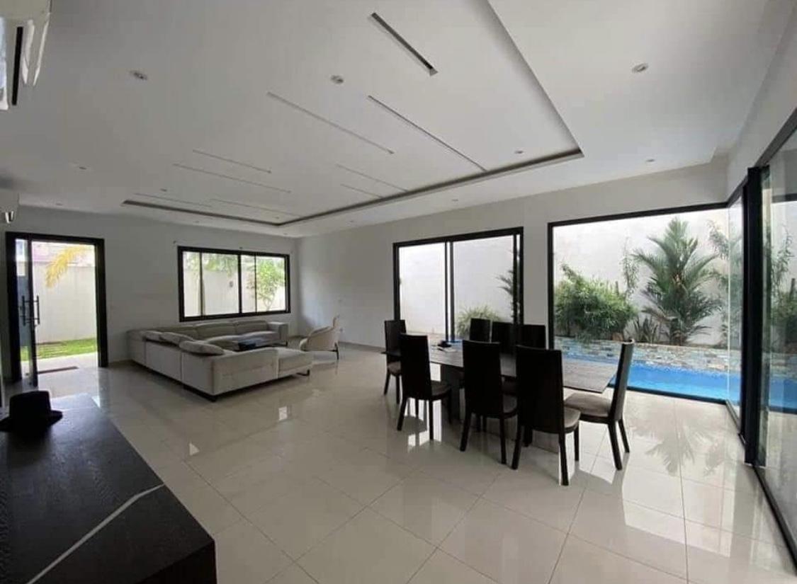 Location d'une Maison / Villa de 7 pièce(s) à 3.000.000 FCFA : Abidjan-Cocody-Riviera (Rivera golf 4)