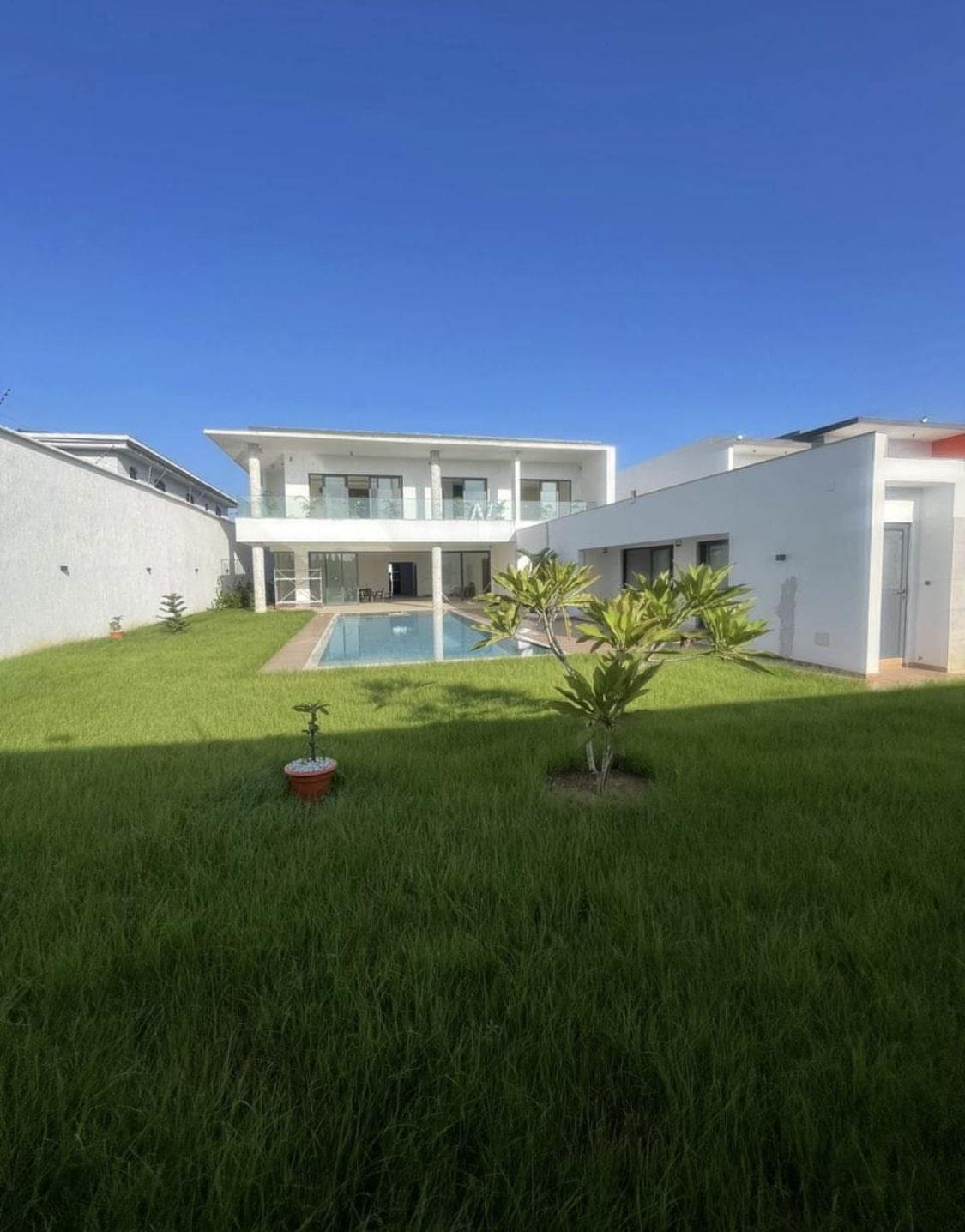 Location d'une Maison / Villa de 7 pièce(s) à 7.000.000 FCFA : Abidjan-Cocody-Riviera (Rivera golf 4 Beverly HILLs )