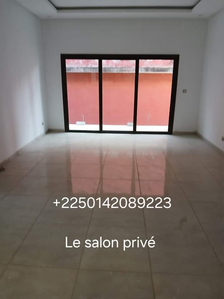 Vente d'une Maison / Villa de 7 pièce(s) à 280.000.000 FCFA : Abidjan-Cocody-Riviera (Riviera Faya cité Sir )