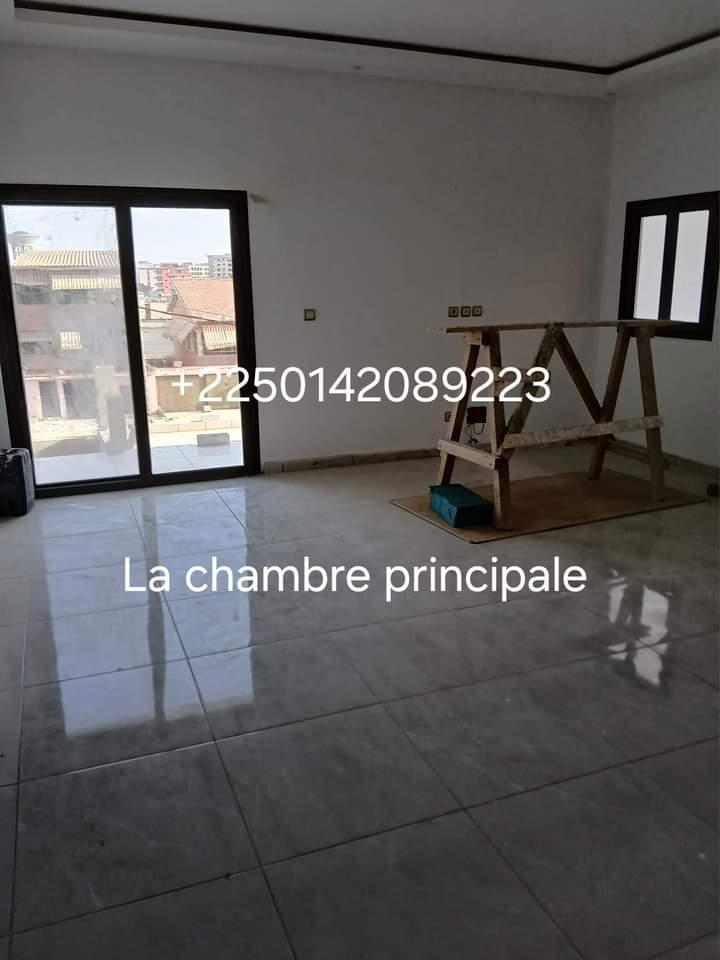 Vente d'une Maison / Villa de 7 pièce(s) à 280.000.000 FCFA : Abidjan-Cocody-Riviera (Riviera Faya cité Sir )