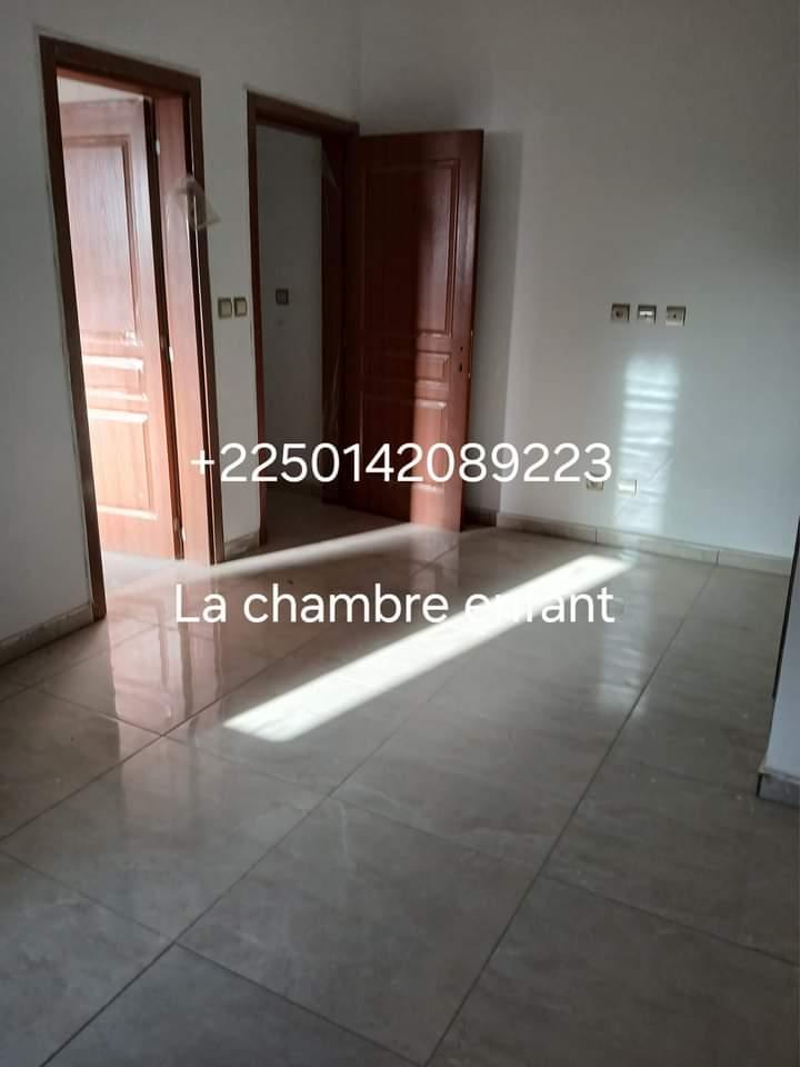 Vente d'une Maison / Villa de 7 pièce(s) à 280.000.000 FCFA : Abidjan-Cocody-Riviera (Riviera Faya cité Sir )