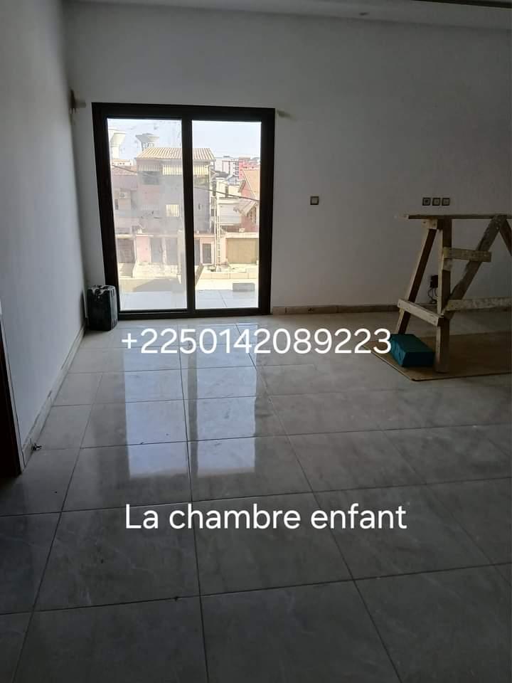 Vente d'une Maison / Villa de 7 pièce(s) à 280.000.000 FCFA : Abidjan-Cocody-Riviera (Riviera Faya cité Sir )