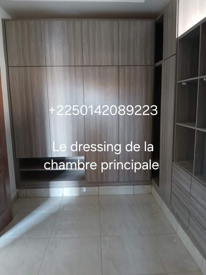 Vente d'une Maison / Villa de 7 pièce(s) à 280.000.000 FCFA : Abidjan-Cocody-Riviera (Riviera Faya cité Sir )