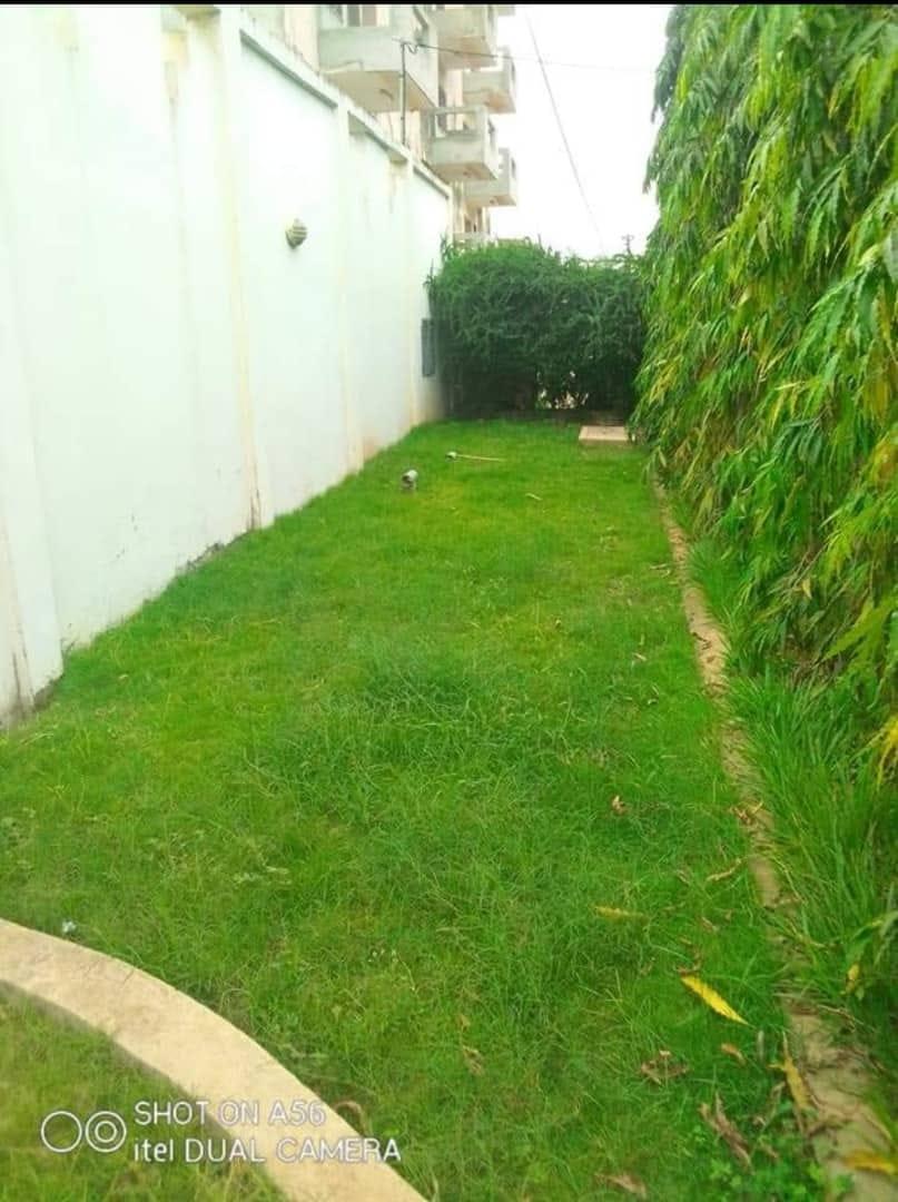 Vente d'une Maison / Villa de 10 pièce(s) à 280.000.000 FCFA : Bingerville-Bingerville (DANS LA ZONE DU LYCEE JEUNES FILLES)