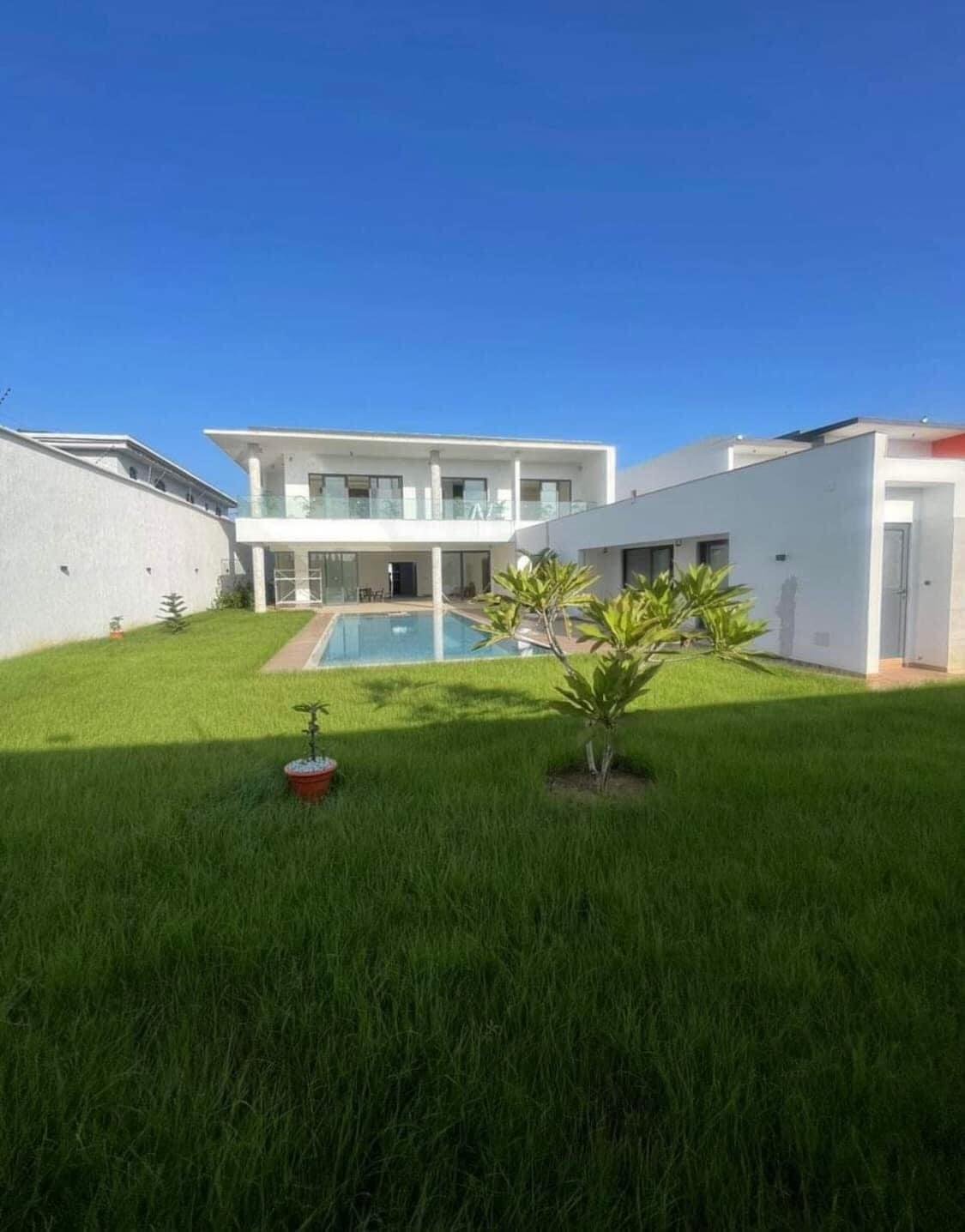 Location d'une Maison / Villa de 7 pièce(s) à 6.500.000 FCFA : Abidjan-Cocody-Riviera (Rivera golf 4 )