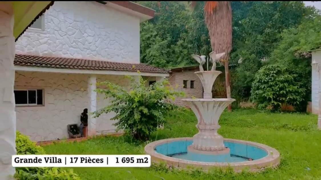 Vente d'une Maison / Villa de 17 pièce(s) à 1.800.000.000 FCFA : Abidjan-Cocody centre (Centre )