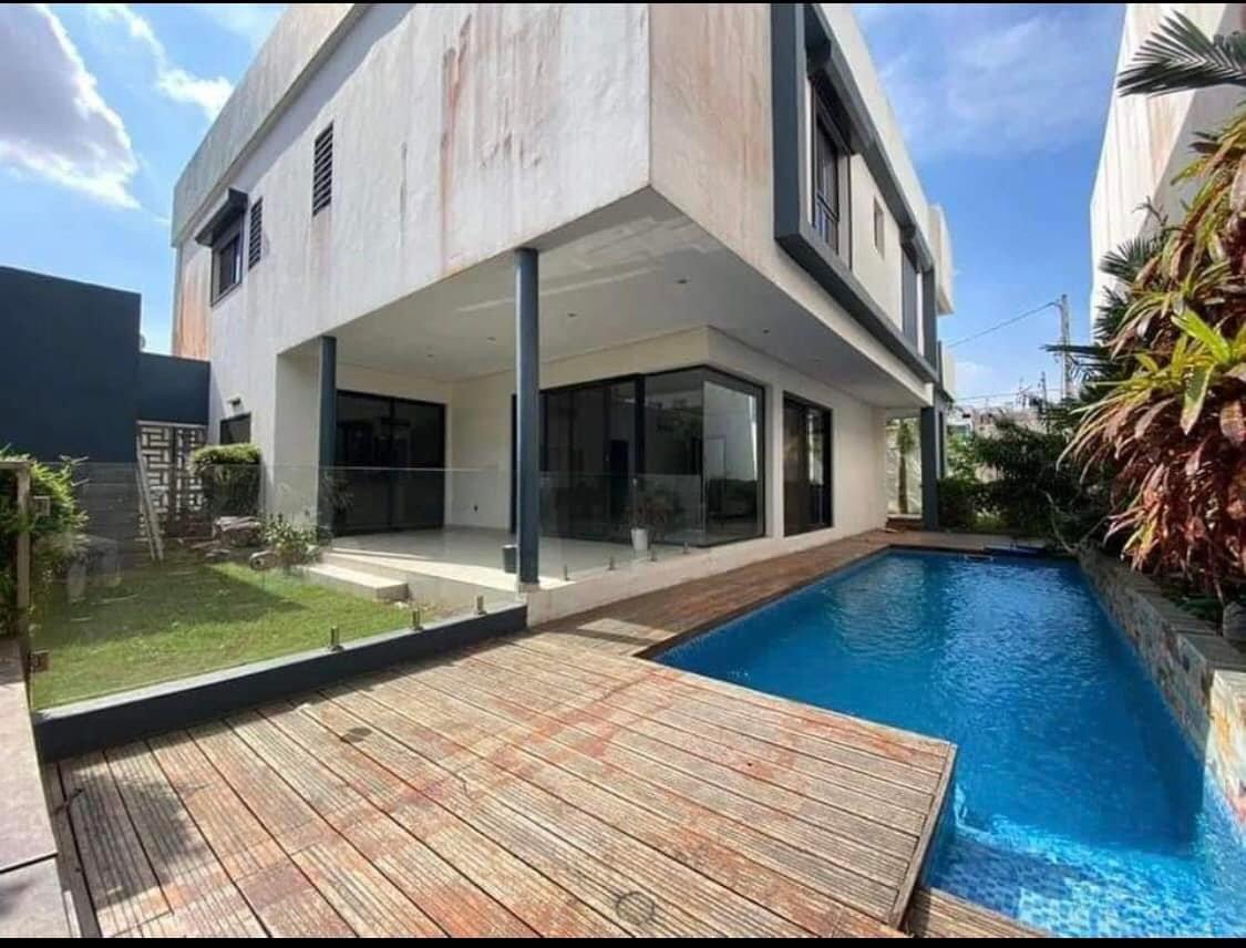 Location d'une Maison / Villa de 7 pièce(s) à 3.000.000 FCFA : Abidjan-Cocody-Riviera (Rivera golf 4 world city )