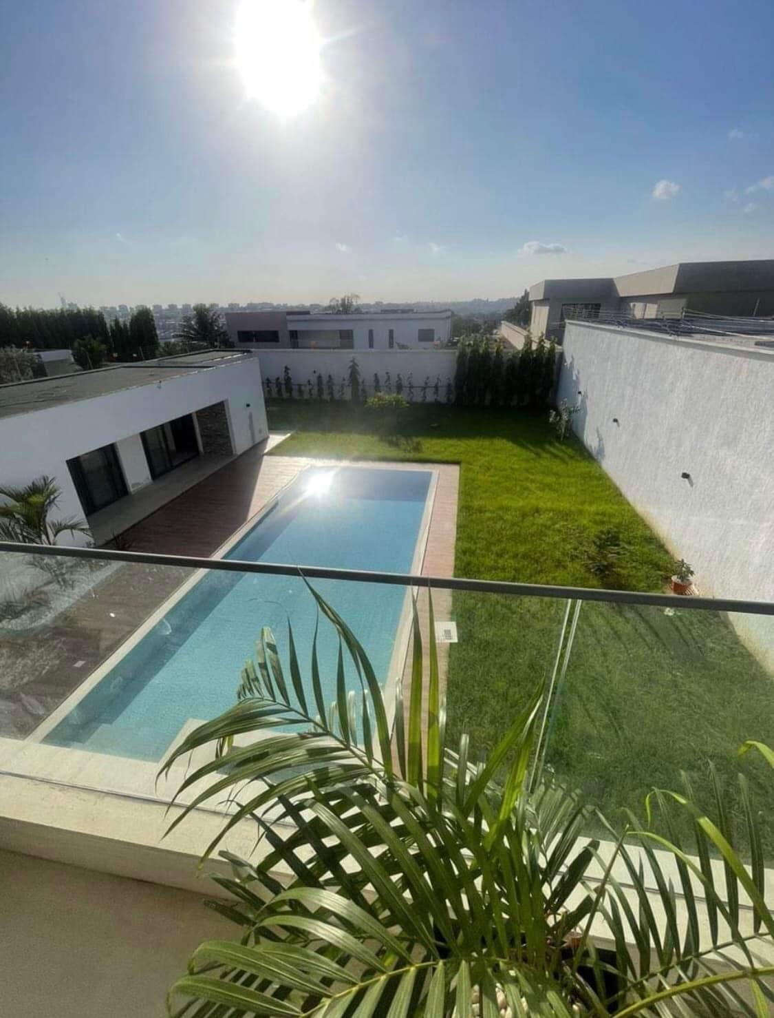 Location d'une Maison / Villa de 7 pièce(s) à 7.000.000 FCFA : Abidjan-Cocody-Riviera (Rivera golf 4 )