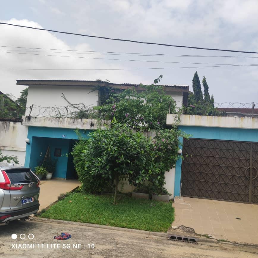 Location d'une Maison / Villa de 8 pièce(s) à 1.500.000 FCFA : Abidjan-Cocody-Riviera (riviera 3 cite hibiscus)