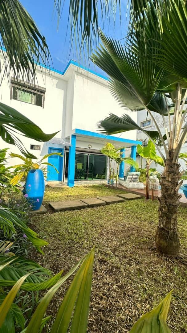 Location d'une Maison / Villa de 4 pièce(s) à 2.500.000 FCFA : Abidjan-Cocody-Riviera (CITE SYNACASS)