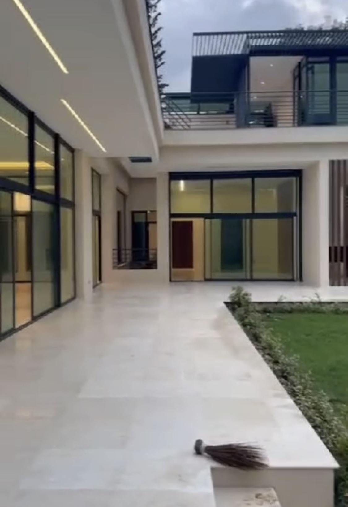 Vente d'une Maison / Villa de 9 pièce(s) à 4.000.000.000 FCFA : Abidjan-Cocody-Riviera (Rivera golf )