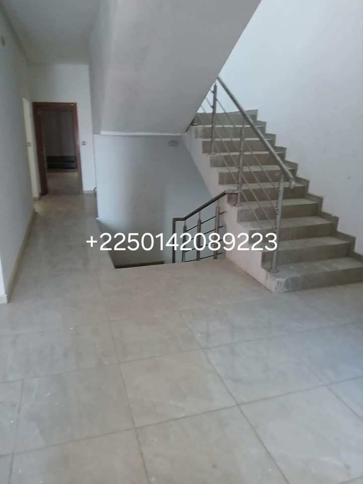 Vente d'une Maison / Villa de 7 pièce(s) à 280.000.000 FCFA : Abidjan-Cocody-Riviera (Cité Sir )