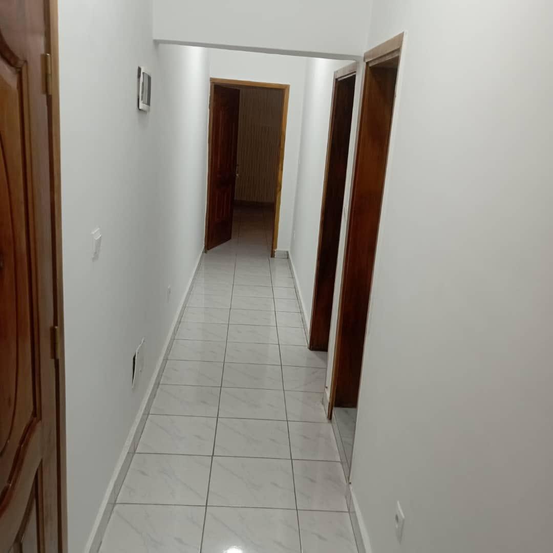 Location d'un Appartement à 300.000 FCFA : Abidjan-Cocody-Riviera (riviera ciad)