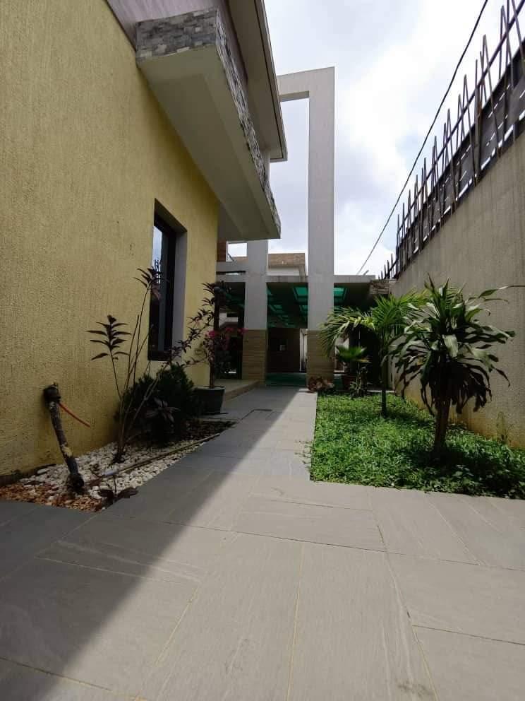 Vente d'une Maison / Villa de 9 pièce(s) à 700.000.000 FCFA : Abidjan-Cocody-Riviera (Rivera 4)