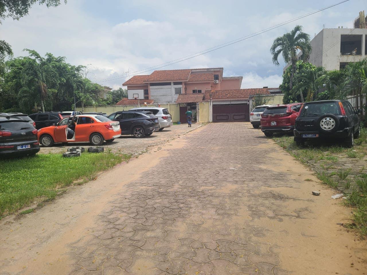 Vente d'une Maison / Villa de 10 pièce(s) à 900.000.000 FCFA : Abidjan-Cocody-2 Plateaux (Angre 7 )