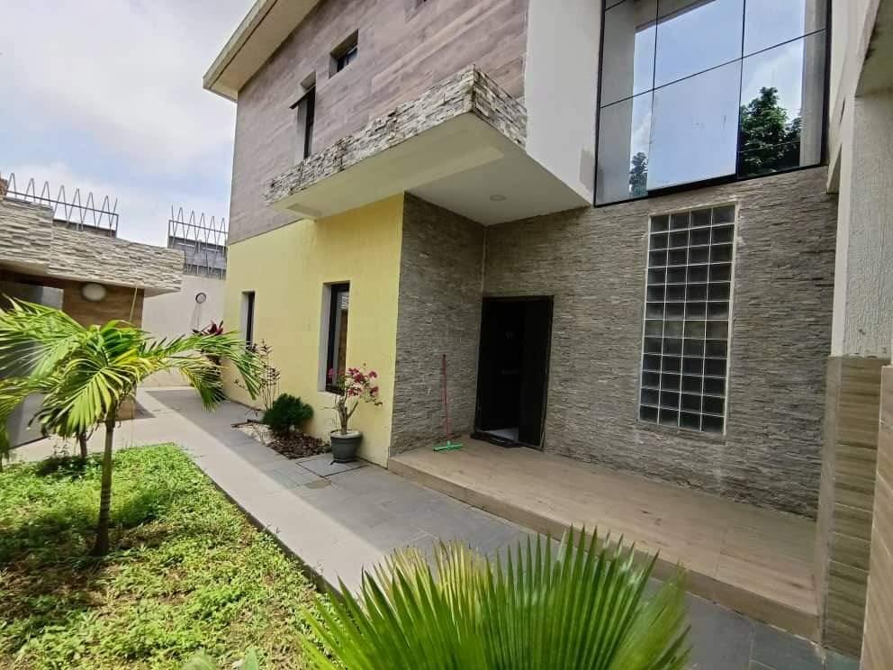 Vente d'une Maison / Villa de 9 pièce(s) à 700.000.000 FCFA : Abidjan-Cocody-Riviera (Rivera 4 ambassade de )