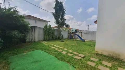 Vente d'une Maison / Villa de 4 pièce(s) à 160.000.000 FCFA : Abidjan-Cocody-Riviera (FAYA SYNATRESOR)