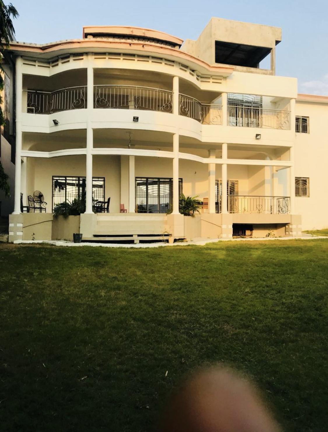 Vente d'une Maison / Villa de 10 pièce(s) à 280.000.000 FCFA : Abidjan-Bingerville (Bingerville )