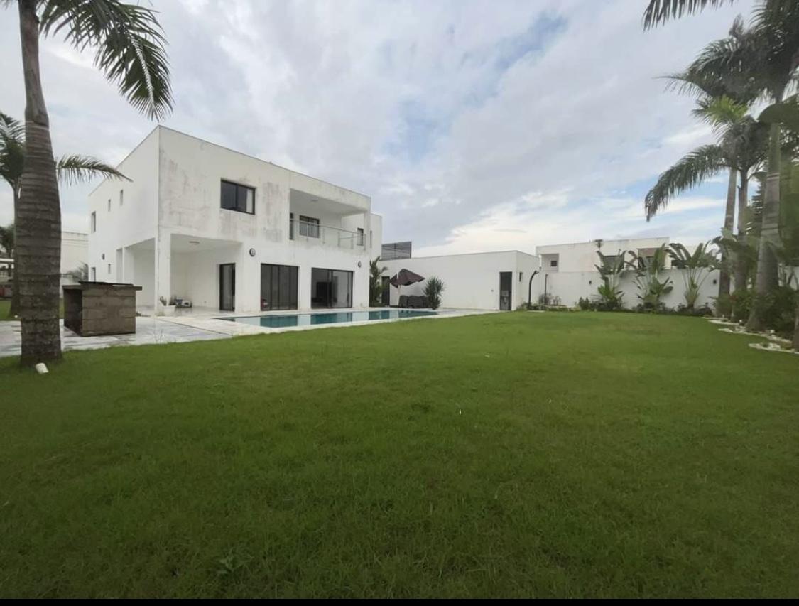 Vente d'une Maison / Villa de 9 pièce(s) à 900.000.000 FCFA : Abidjan-Cocody-Angré (Angre Y4 )