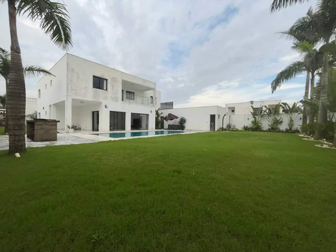 Vente d'une Maison / Villa de 7 pièce(s) à 6.500.000 FCFA : Abidjan-Cocody-Riviera ( RIVIERA GOLF 4 BEVERLLY HILLS)