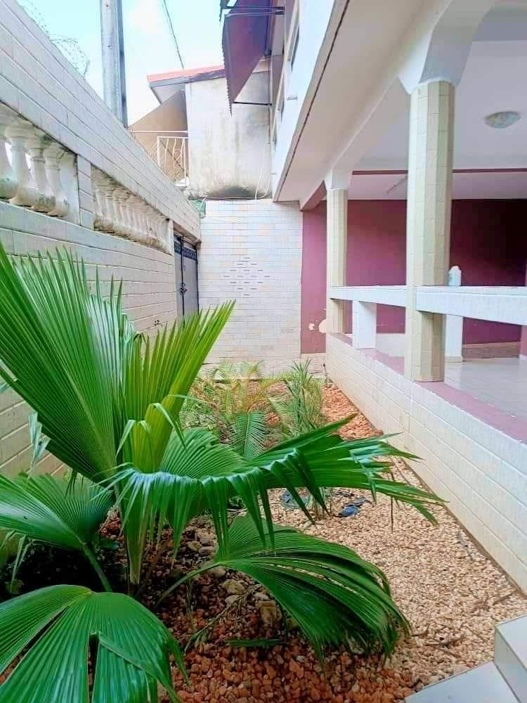 Location d'une Maison / Villa de 7 pièce(s) à 600.000 FCFA : Abidjan-Cocody-Riviera (COCODY RIVIERA BONOUMIN CITE ABRI)